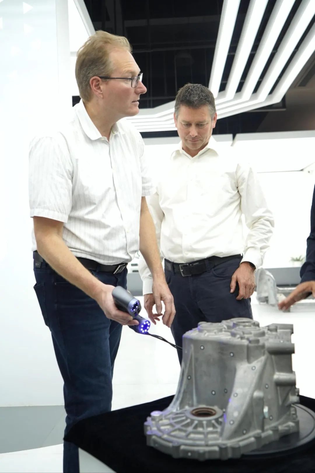 海克斯康便攜式計量設備總經理BITZI Pirmin、首席激光追蹤研發(fā)總監(jiān)MAKSIMOVIC Veroljub等率代表團再次到訪中觀